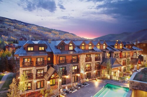Vail Village Luxury Condo-Private Hot Tub, Mountain Views and Walk to Lifts!