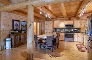 Kylskåp, mikrovågsugn, spishäll och diskmaskin