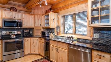 Coffee/tea maker, fridge, microwave, stovetop