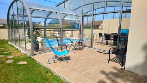 Ferienhaus mit privatem beheiztem Innenpool und umzäuntem Garten in Meeresnähe