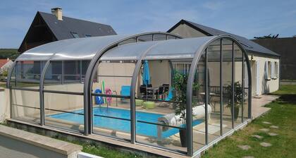 GĂźte with private heated swimming pool and enclosed garden close to the sea