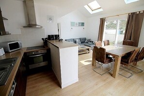 Fridge, microwave, oven, stovetop - Gîte with private heated swimming pool and enclosed garden close to the sea (Surtainville)