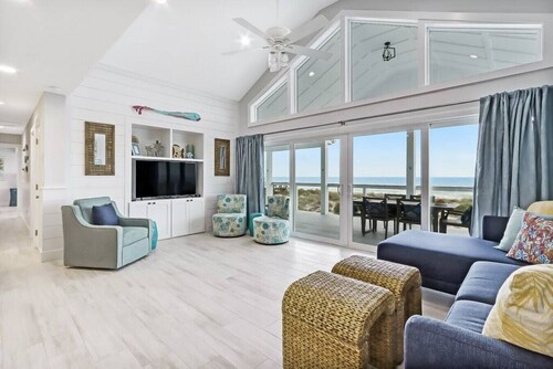Ebb Tide Cottage | Beachfront | Huge Oceanfront Deck | Hot Tub