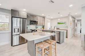 冷蔵庫、電子レンジ、オーブン、コンロ