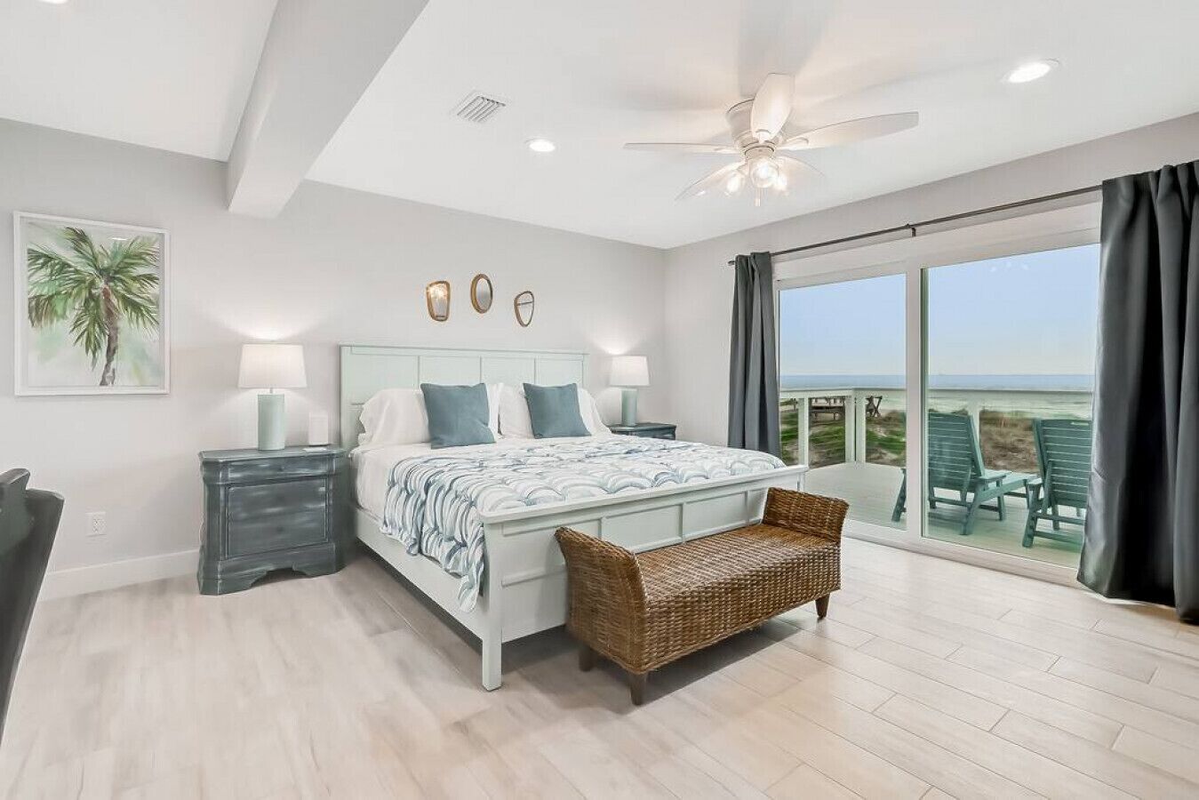 4 makuuhuonetta, työpöytä, silitysrauta/-lauta, vauvan matkasänky