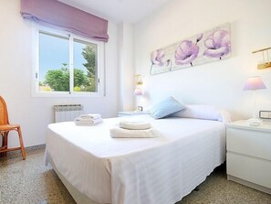 3 bedrooms, iron/ironing board, internet, bed sheets