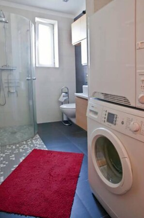 Dusche, Haartrockner, Handtücher, Seife