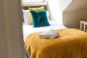 4 bedrooms, iron/ironing board, WiFi, bed sheets - Ryehill Gardens Apartment - sleeps up to 14 (Edinburgh)