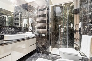 Dusche, Haartrockner, Bidet, Handtücher