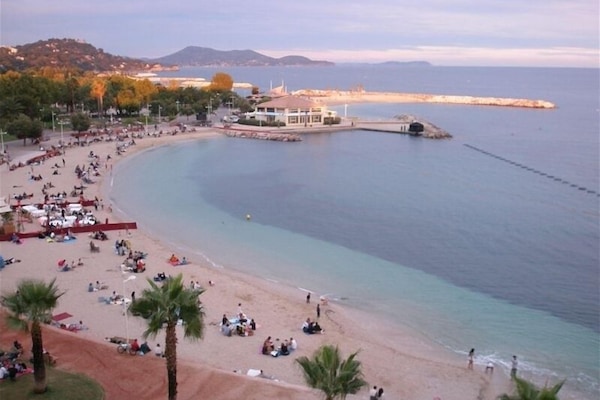 Vue de la terrasse sur les plages du Mourillon a Toulon