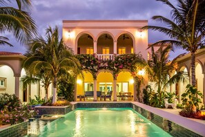 Alberca al aire libre y alberca climatizada