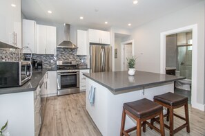 冰箱、微波炉、烤箱、炉灶