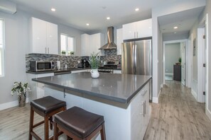 Een koelkast, een magnetron, een oven, een kookplaat