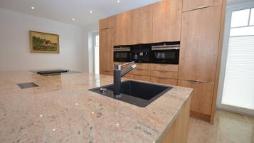 Kühlschrank, Mikrowelle, Ofen, Geschirrspüler