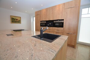 Kühlschrank, Mikrowelle, Ofen, Geschirrspüler