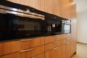 Kühlschrank, Mikrowelle, Ofen, Geschirrspüler