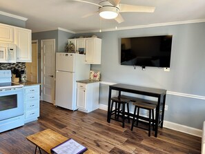 Réfrigérateur, micro-ondes, four, plaque de cuisson