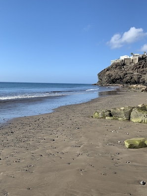 Sulla spiaggia, lettini da mare
