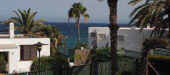 Beautiful bungalow with generous kitchen, sea view and beach / sea access