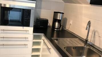 Frigorífico, microondas, horno y placa de cocina