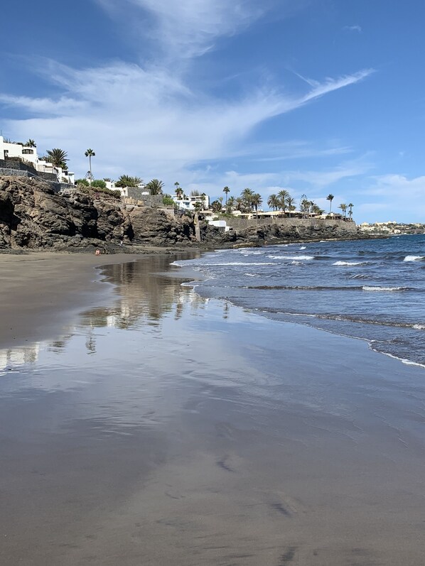 Rannalla, aurinkotuoleja