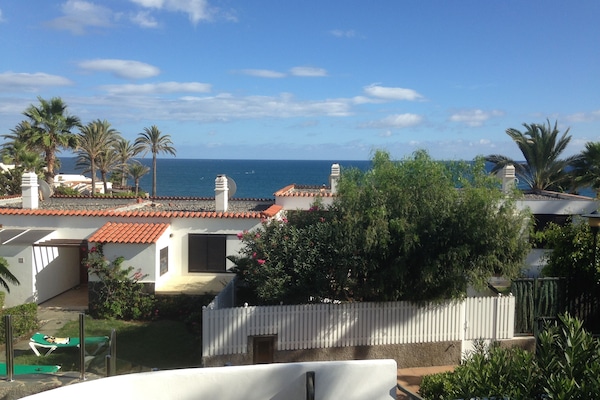 Blick von der Terrasse aus das Meer