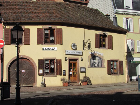 Ein Gebäude mit einem Schild, auf dem „RESTAURANT“ und „Taverne du Mlainier“ steht.