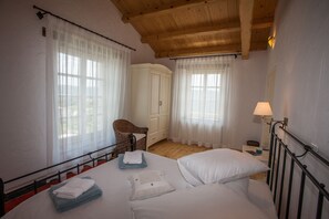 4 soverom, safe på rommet, strykejern/-brett og reiseseng for barn