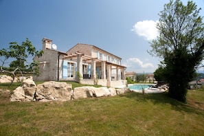 Exterior - Detached stone villa with stunning views, private pool, WLAN, outdoor barbecue (Sovinjak)