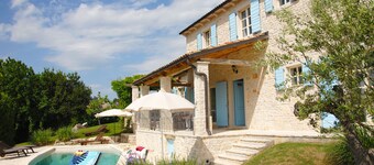 Frittliggende steinvilla med fantastisk utsikt, privat basseng og hage, 1200 kvm