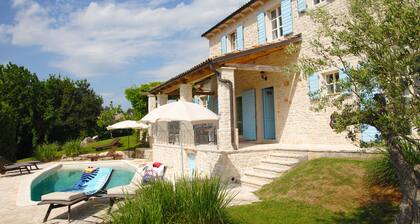 Omakotitalohuvila, josta on upeat näkymät, oma uima-allas ja puutarha, 1200 neliömetriä