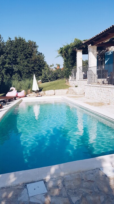 Villa de piedra independiente con fantásticas vistas, piscina privada y jardín, 1200m²