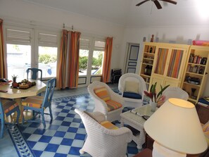 تلفزيون، مشغل دي في دي، كُتُب، مكتبة فيديو