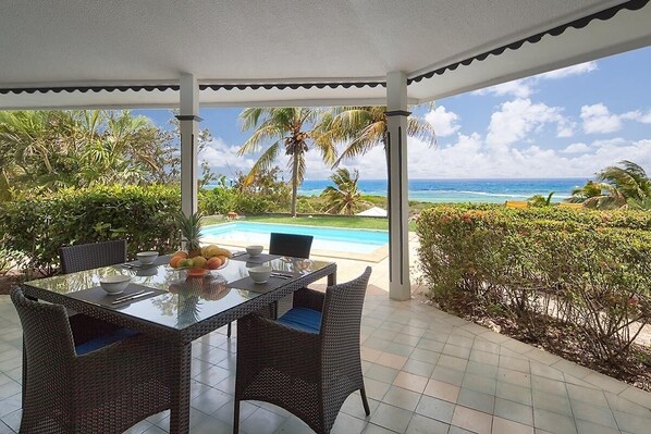 تناول الطعام بالخارج