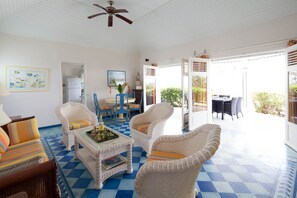 Een televisie, een dvd-speler, boeken en een filmbibliotheek