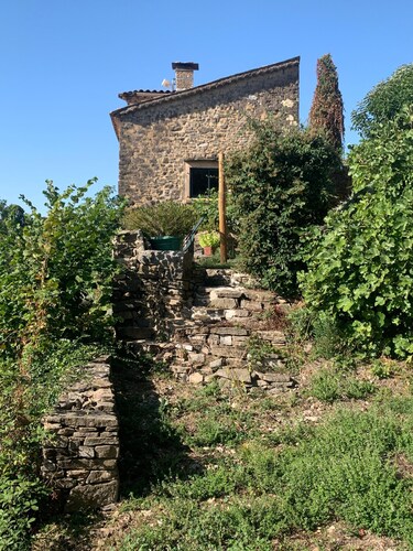  Vue exceptionnelle.  Maison  située sur les premiers contreforts des Cévennes