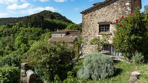 A stone building with a rustic appearance, surrounded by lush greenery and a hill in the background. - Cottage on the Cevennes foothills with exceptional views (Sumene)
