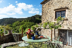 Outdoor dining - Cottage on the Cevennes foothills with exceptional views (Sumene)