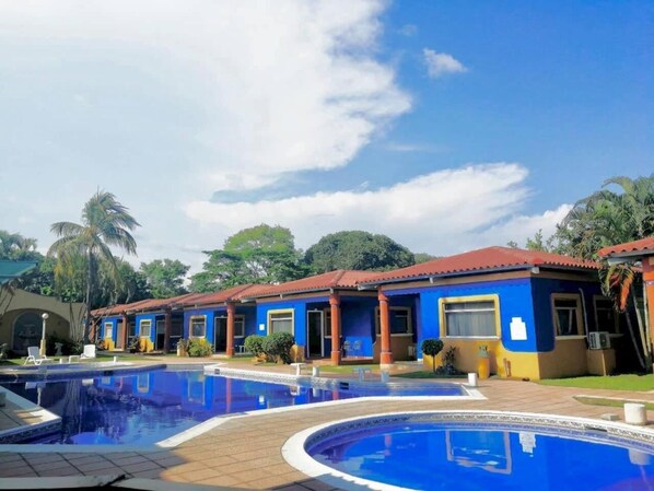 3 Außenpools, geöffnet von 08:00 Uhr bis 21:00 Uhr, Sonnenschirme