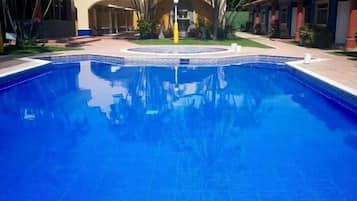 3 piscinas al aire libre, sombrillas, sillones reclinables de piscina