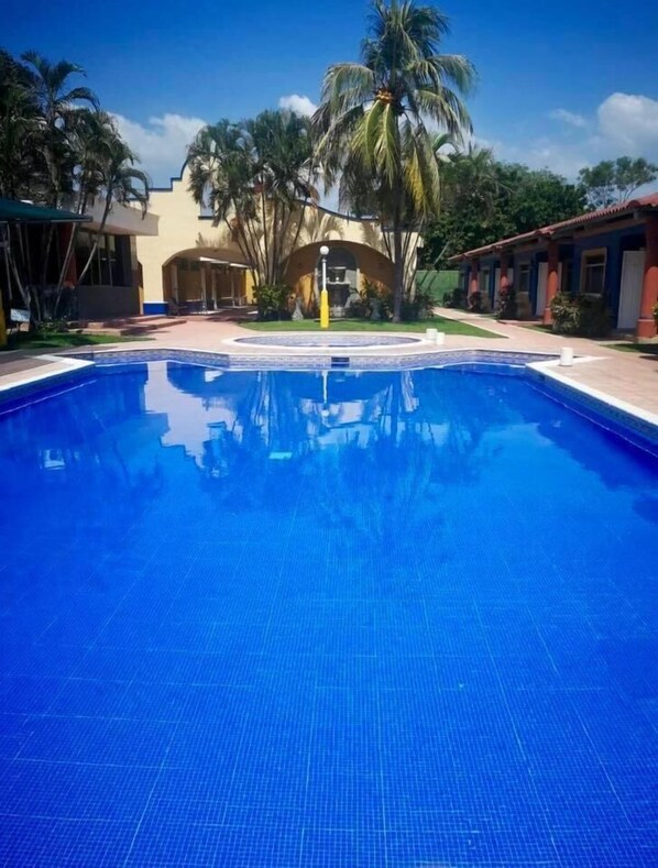 3 つの屋外プール、営業時間 8:00 ～ 21:00、プール パラソル、サンラウンジャー