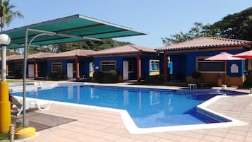 3 outdoor pools, open 8 AM to 9 PM, pool umbrellas, sun loungers