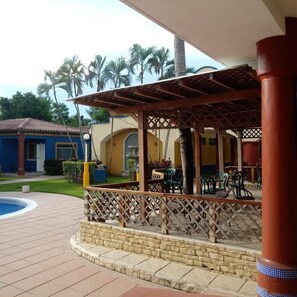 3 室外游泳池,08:00 至 21:00 开放,池畔遮阳伞,日光浴躺椅