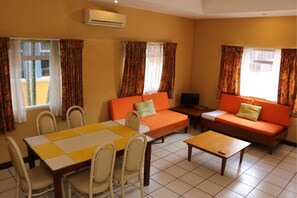 ファミリー バンガロー 2 ベッドルーム | リビング エリア | 34 インチの薄型テレビ (ケーブル放送視聴可)、テレビ