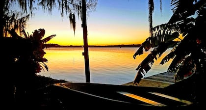 Lake Rouseau Waterfront, Wifi, great sunsets, fireplace & fire-pit, pet friendly