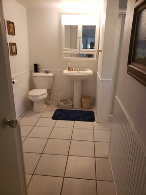 Haartrockner, Handtücher, Seife, Toilettenpapier
