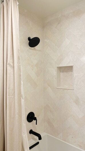 Combined shower/tub, hair dryer, towels, soap - TRUE Ski-In, Ski-Out only STEPS from Snowflake Lift! Premier 3 Bdr, 3b Penthouse (Breckenridge)