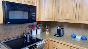 Fridge, microwave, oven, stovetop - TRUE Ski-In, Ski-Out only STEPS from Snowflake Lift! Premier 3 Bdr, 3b Penthouse (Breckenridge)
