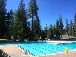 Lämmitetty uima-allas