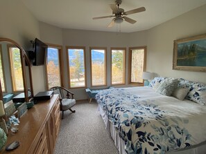 5 bedrooms, desk, iron/ironing board, WiFi